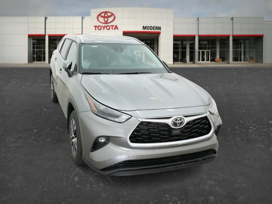 New 2026 Heavy Metallic Toyota Hybrid XLE image 19