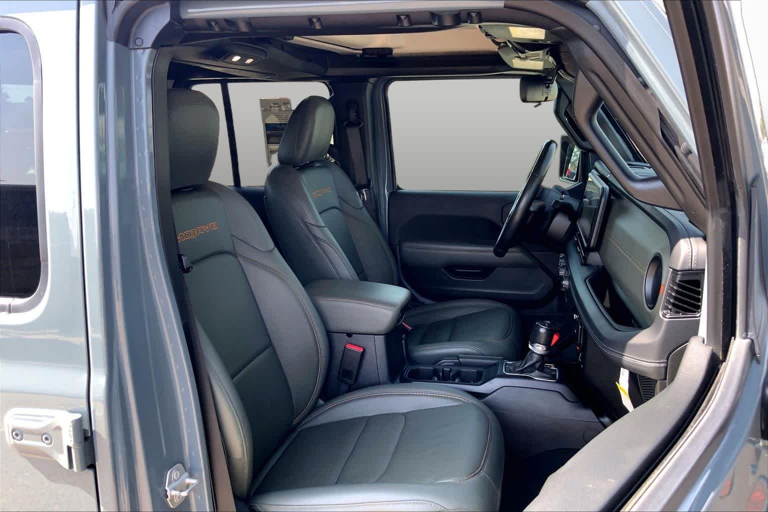 Used 2024 Anvil Clearcoat Jeep Mojave image 9