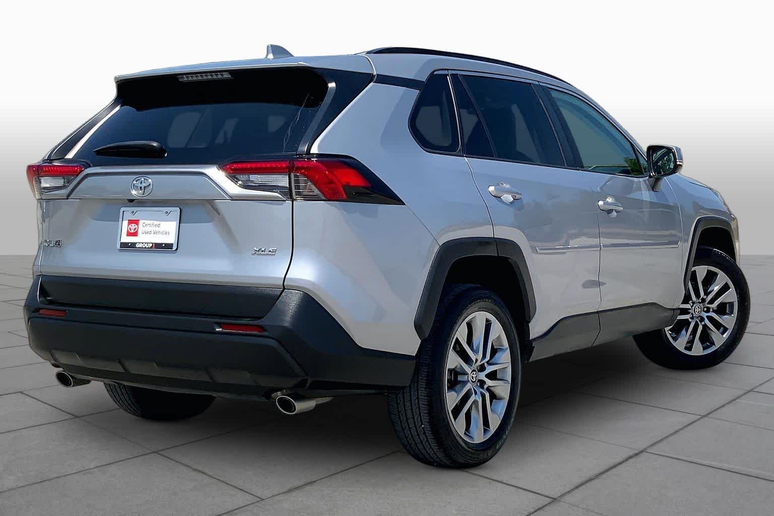 Used 2022 Silver Sky Metallic Toyota XLE Premium image 13