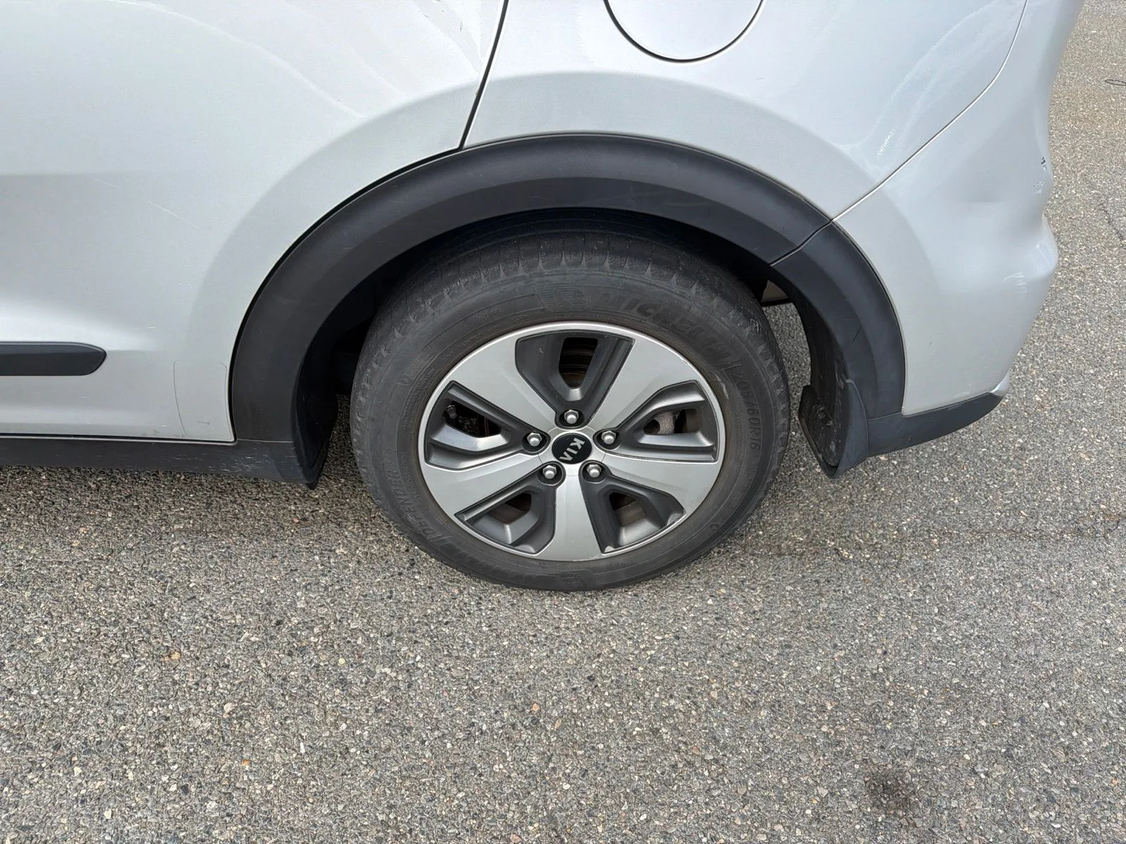 Used 2019 Silky Silver Kia LX image 25