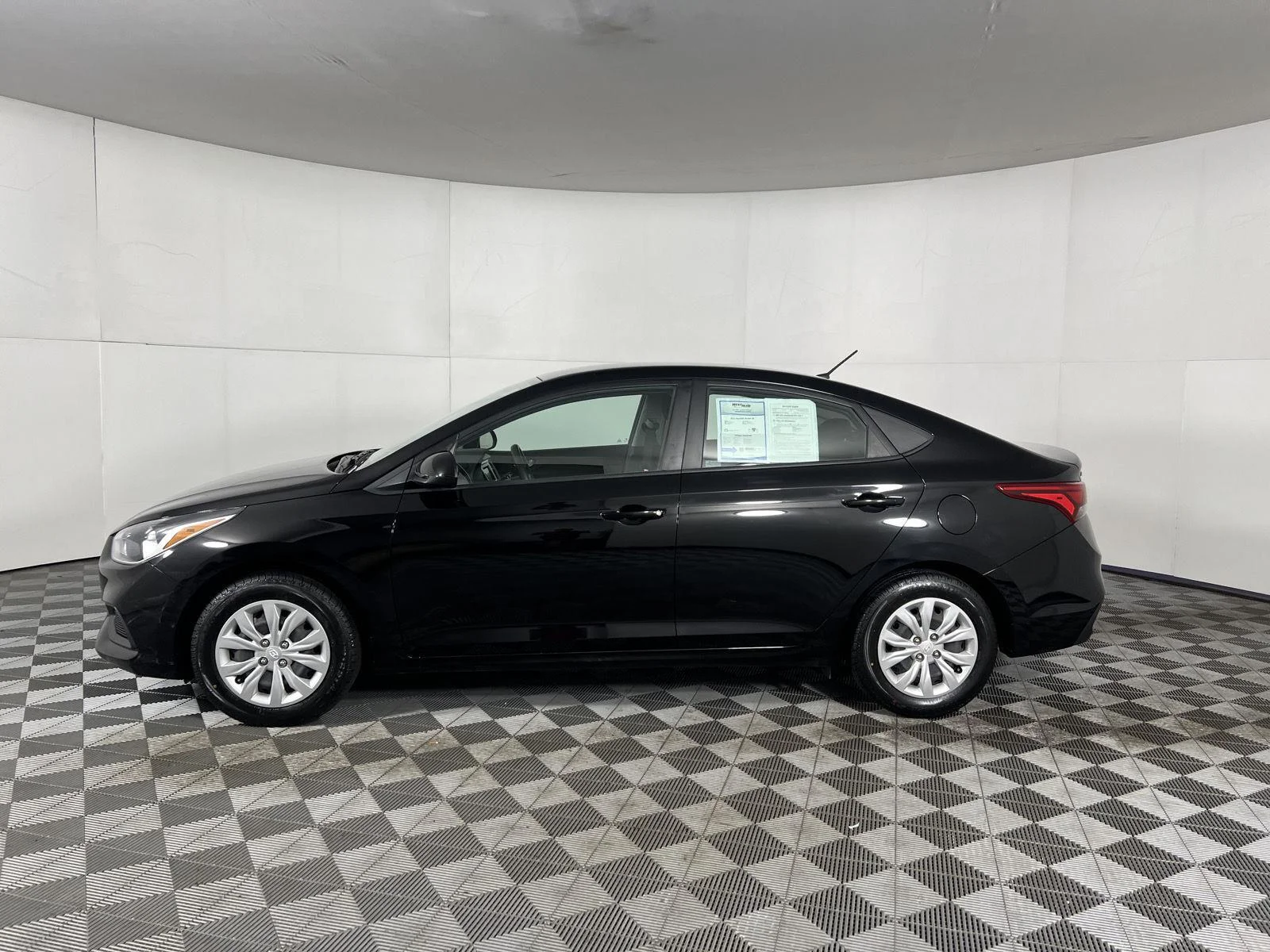 Used 2022 Absolute Black Hyundai SE image 6