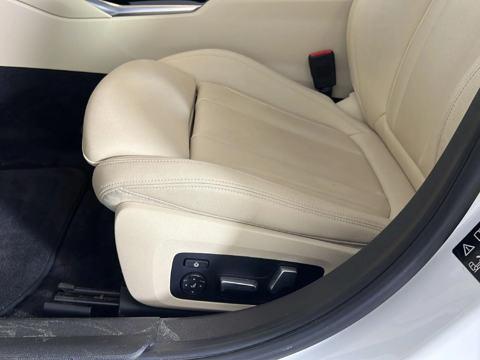 Used 2019 Alpine White BMW 330i xDrive image 15