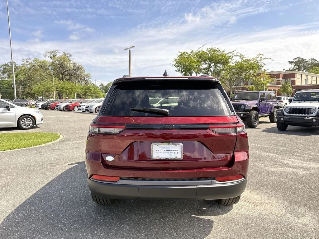New 2026 Velvet Red Pearl-Coat Exterior Paint Jeep Limited image 4
