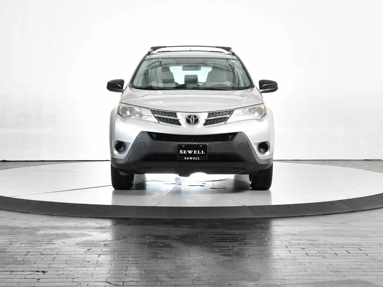 Used 2015 Classic Silver Metallic Toyota LE image 9