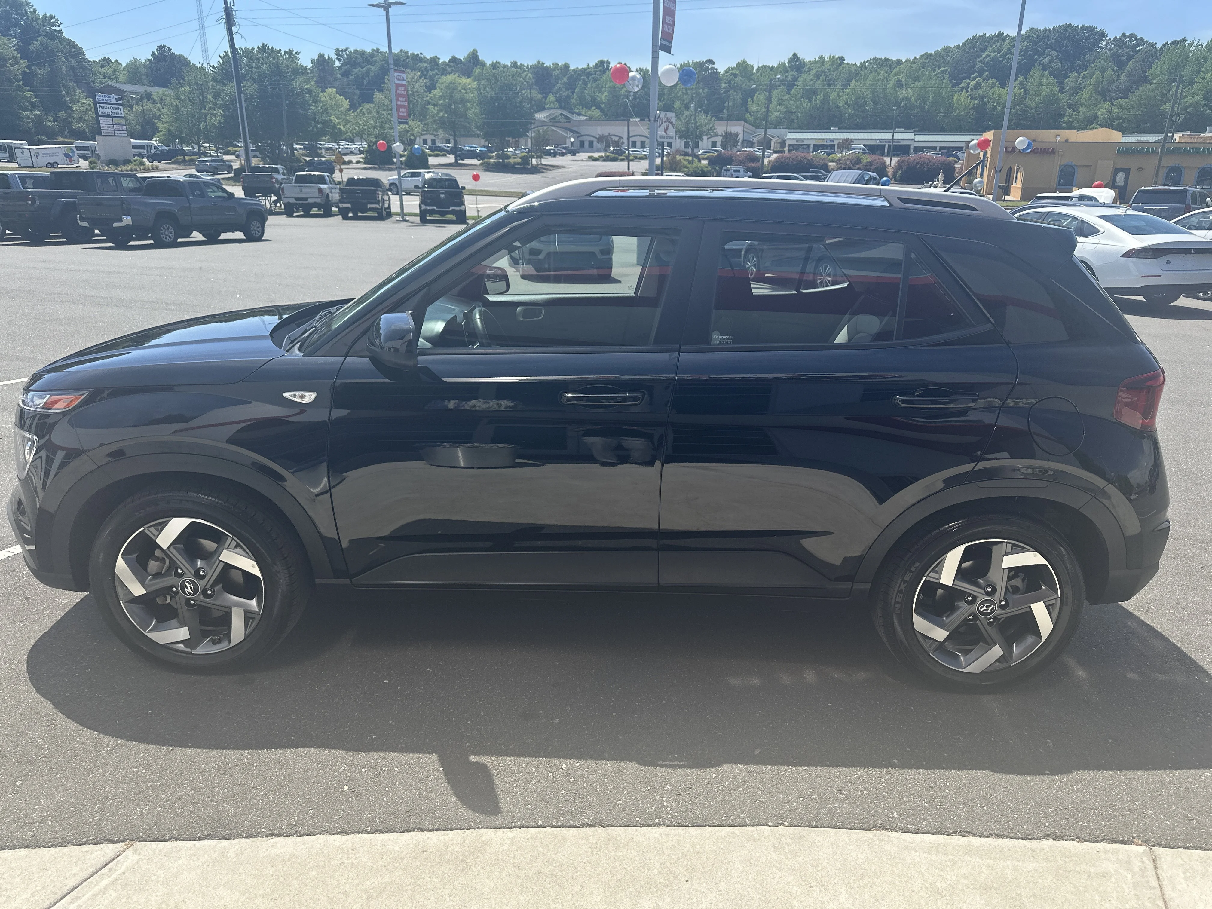 Used 2025 Onyx Black Hyundai SEL image 5