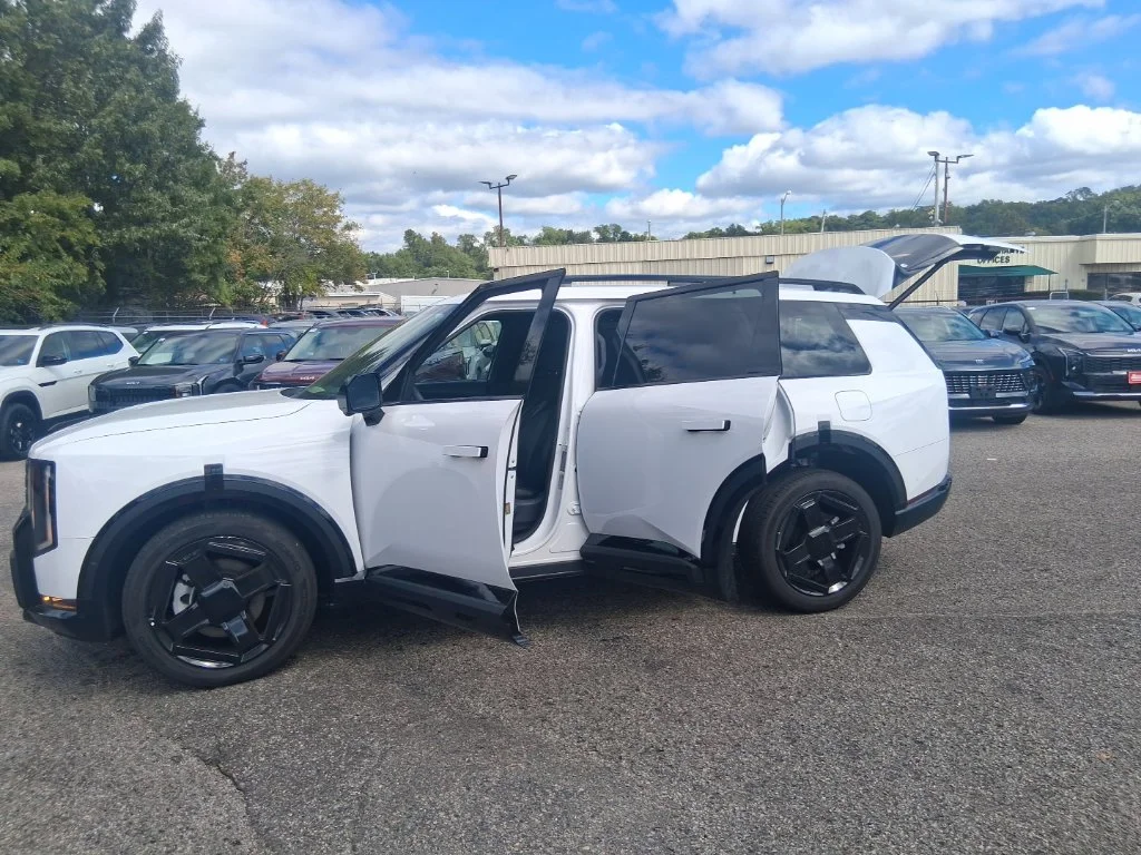 Used 2027 White Kia  image 14