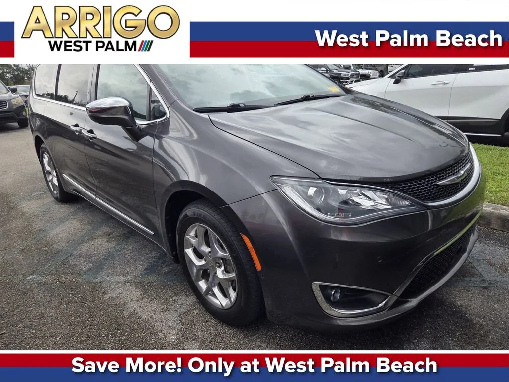 2017 Chrysler Pacifica Limited's photo