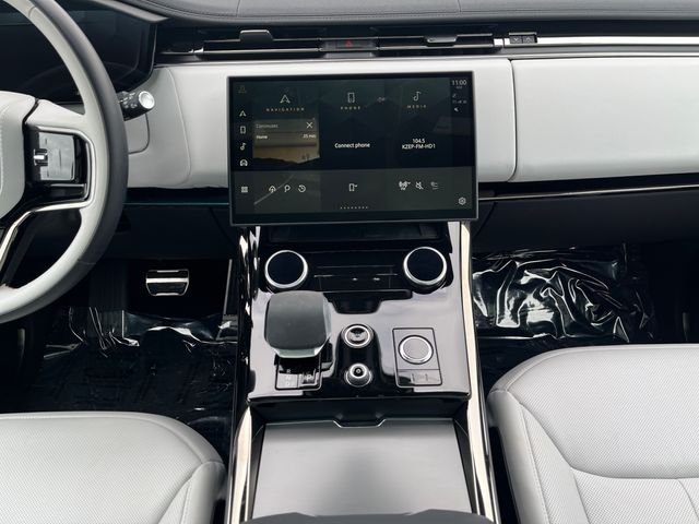 Used 2023 Blue Land Rover SE Dynamic image 15