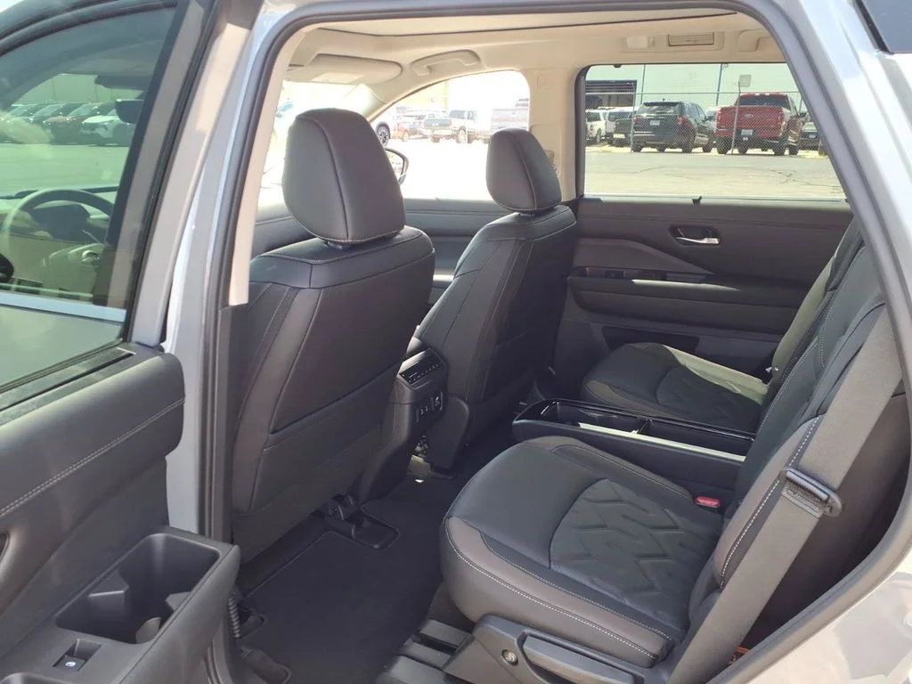 New 2026 Boulder Gray Pearl / Super Black Two-tone Nissan Platinum image 7