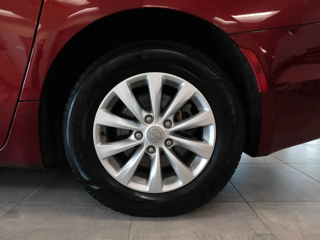 Used 2019 Velvet Red Pearlcoat Chrysler Touring L image 9