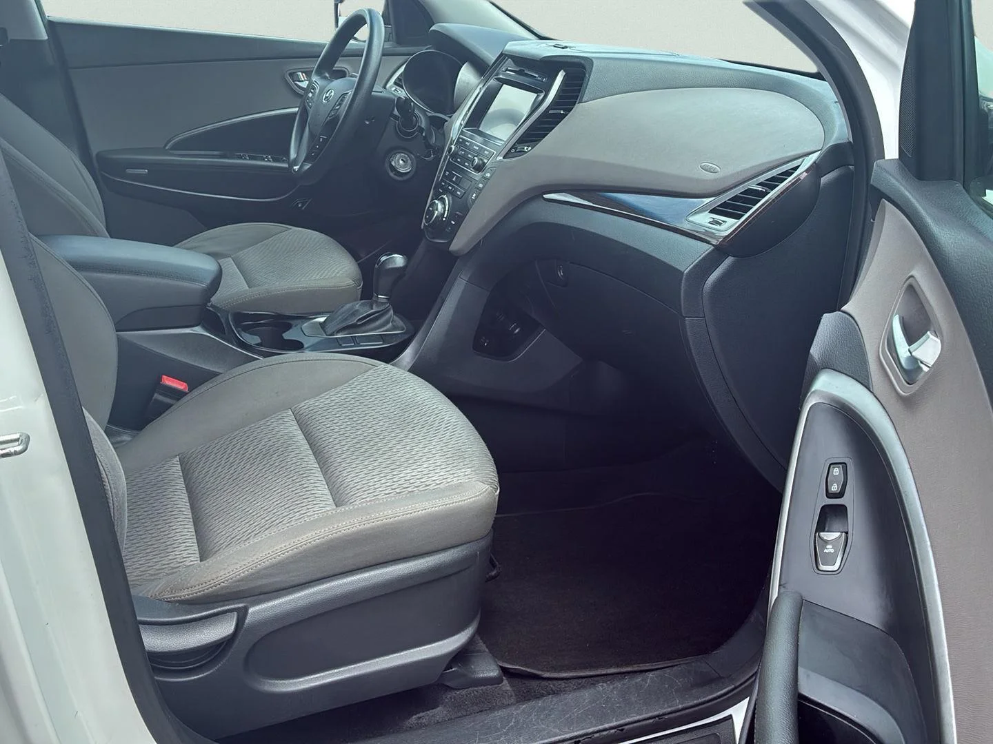 Used 2019 Monaco White Hyundai SE image 6