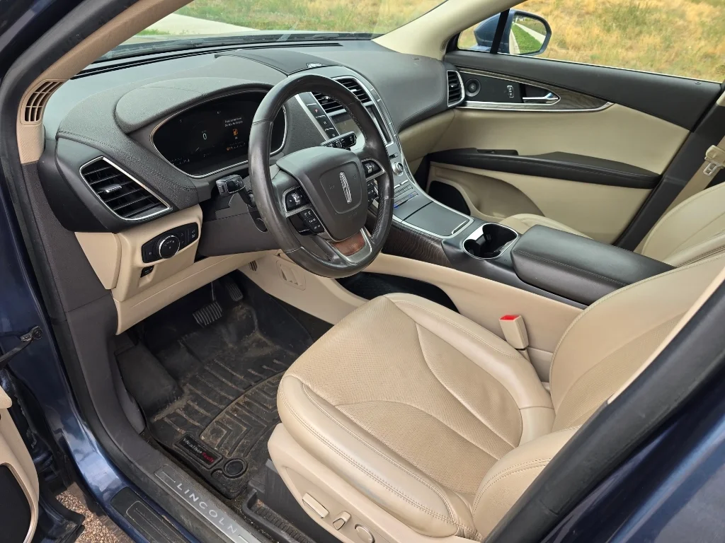 Used 2019 Blue Diamond Metallic Lincoln Reserve image 25