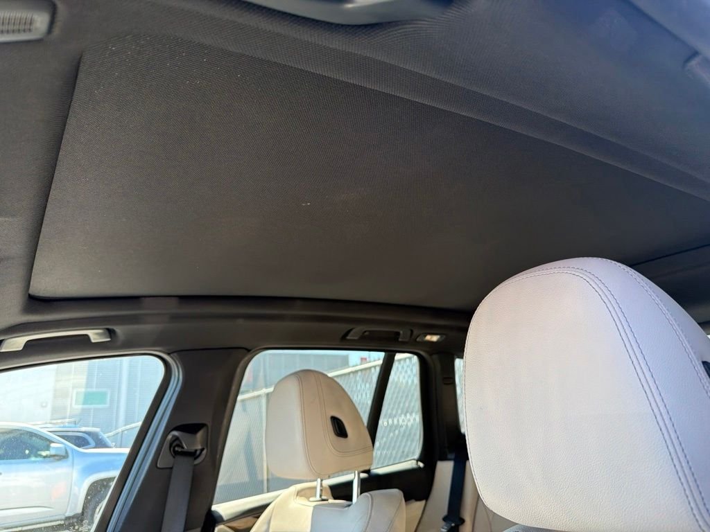 Used 2021 White BMW xDrive30e image 10