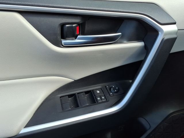 Used 2020 Pearl Toyota XLE image 11