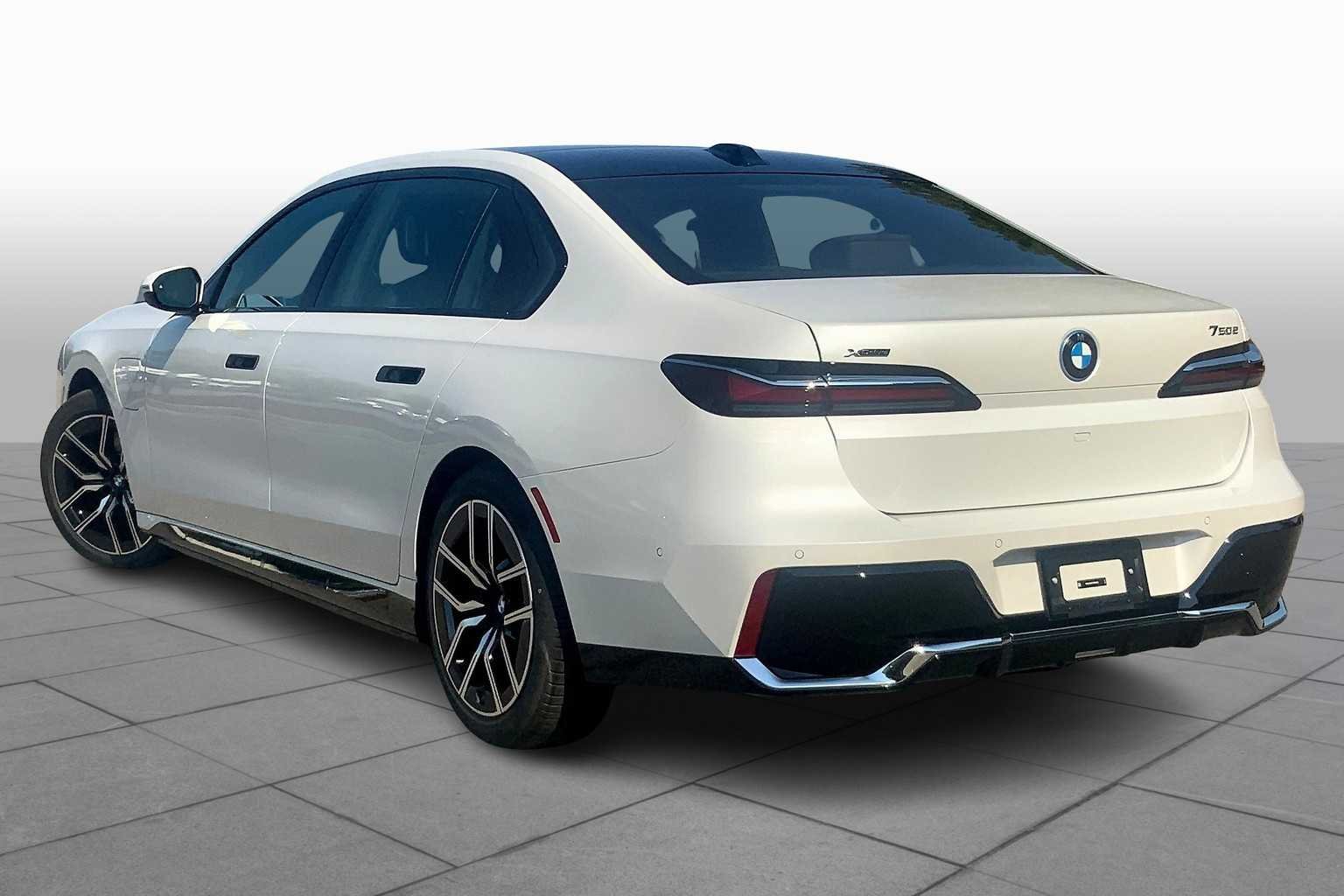 2026 BMW 7 Series 750e - Photo 12