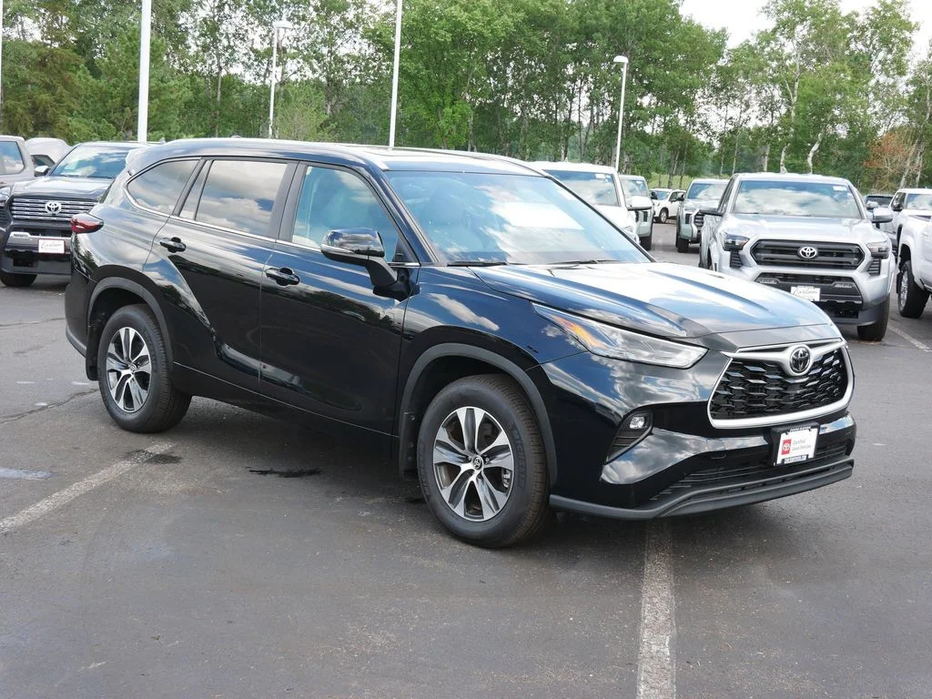 Certified 2026 Toyota Highlander XLE with VIN 5TDKDRBH2TS600461 for sale in Minneapolis, Minnesota
