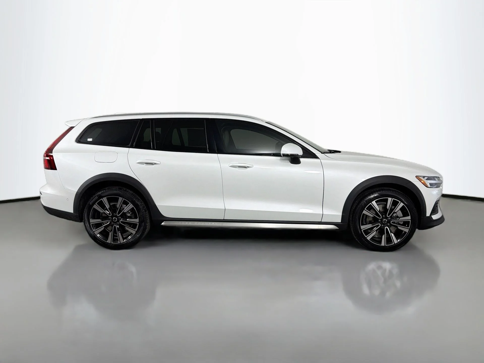New 2026 Crystal White Volvo Ultra image 4