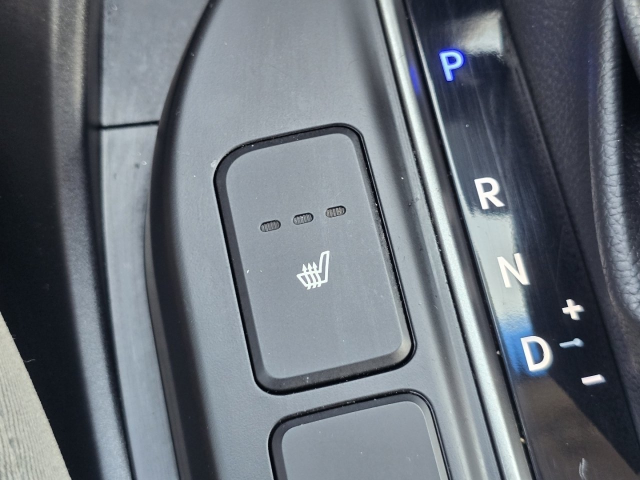 Used 2018 Silver Hyundai  image 8