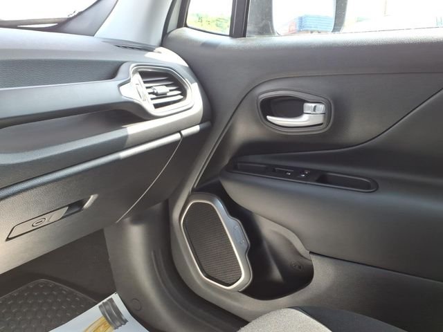 Used 2023 White Jeep Latitude image 22