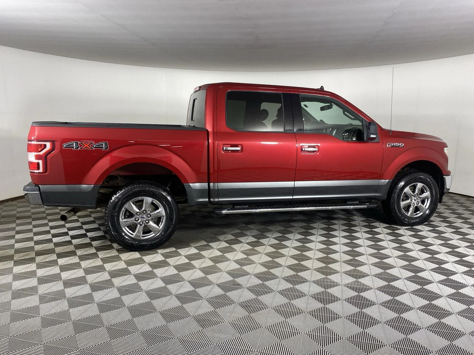 Used 2020 Rapid Red Metallic Tinted Clearcoat/Magnetic Ford XLT image 11