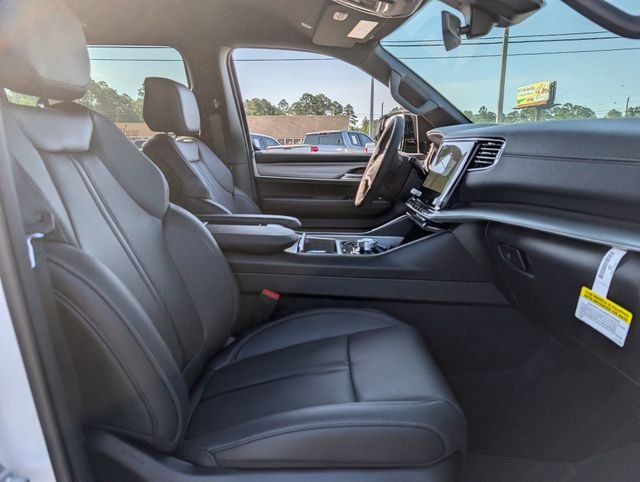 New 2026 Bright White Clear-Coat Exterior Paint Jeep Limited Altitude image 29