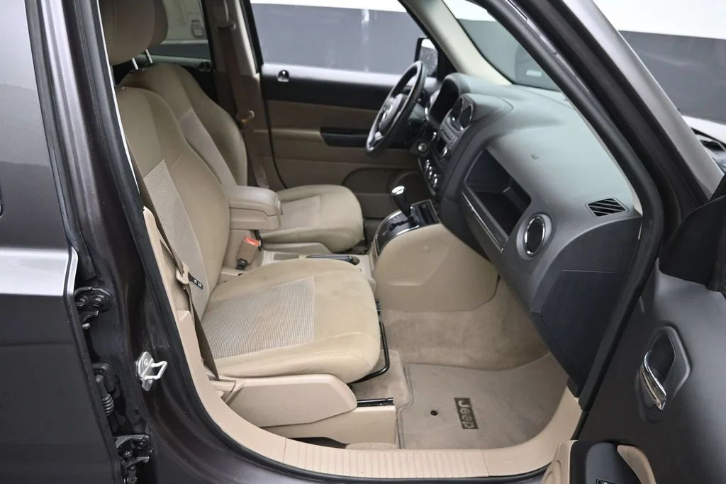 Used 2016 Gray Jeep Latitude image 7