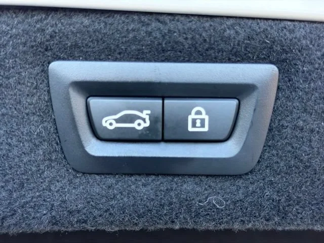 Used 2019 White BMW xDrive image 18