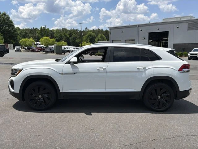 Used 2024 White Volkswagen 2.0T SE w/Technology image 10