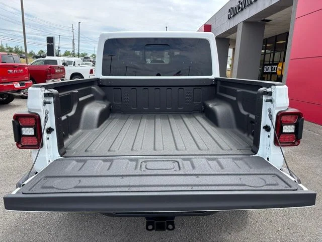 New 2026 Bright White Clear-Coat Exterior Paint Jeep Mojave image 9