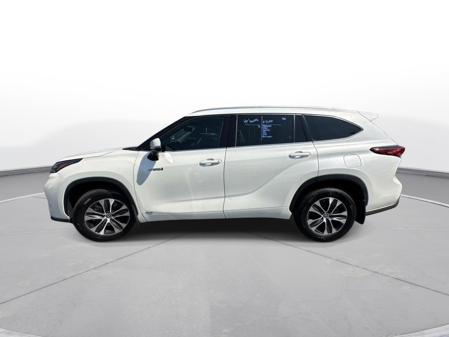 Used 2020 Blizzard Pearl Toyota XLE image 9