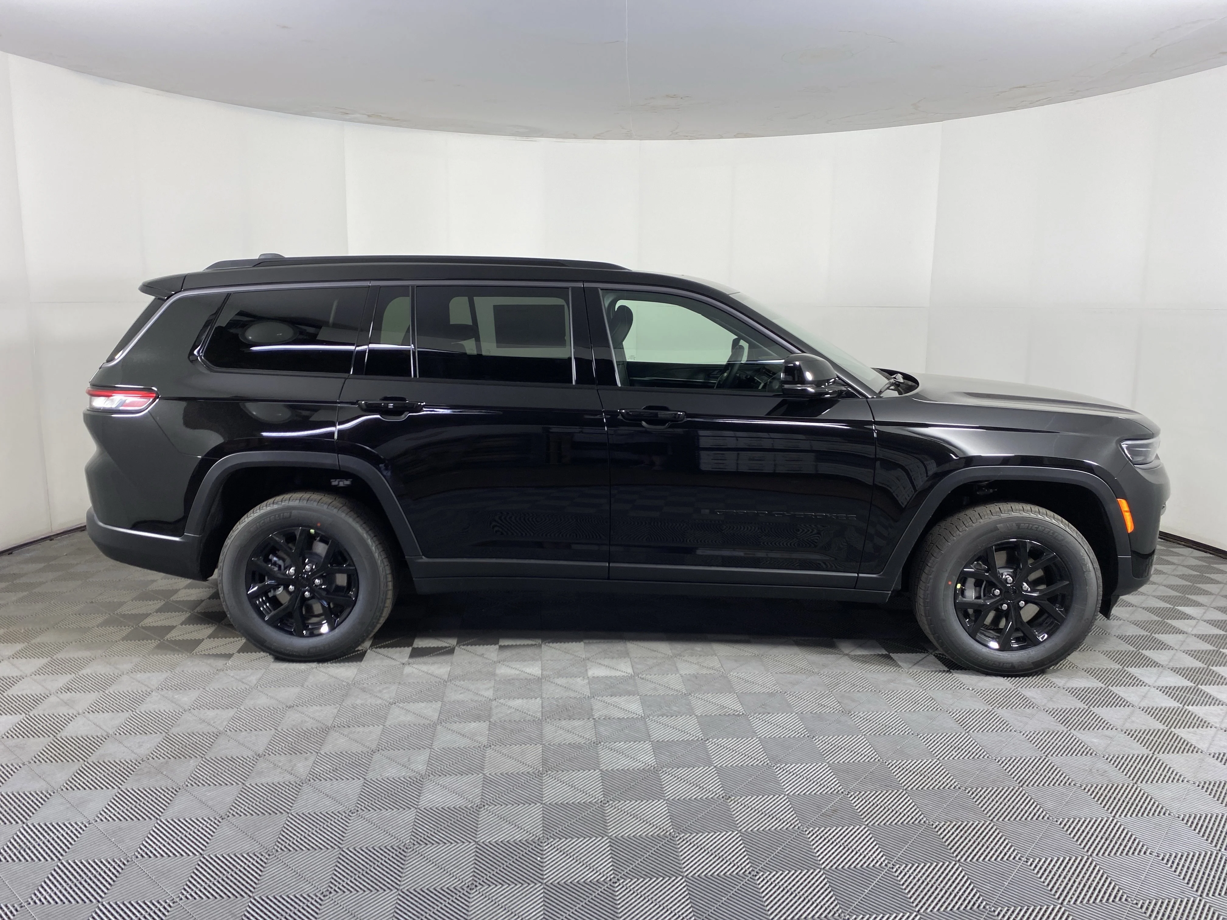 New 2026 Diamond Black Crystal Pearl-Coat Exterior Paint Jeep Laredo image 7