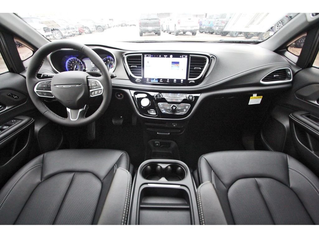 New 2027 Diamond Black Crystal Pearl-Coat Exterior Paint Chrysler Select image 8