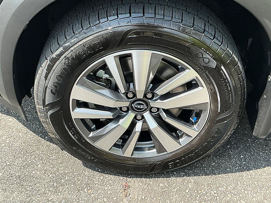 Used 2022 Super Black Nissan SL image 7