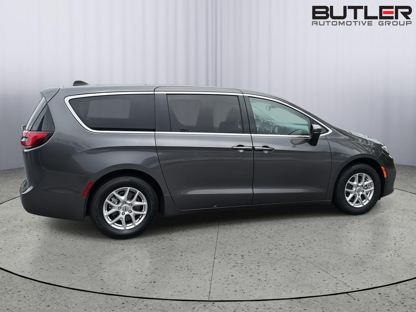 Used 2023 Granite Crystal Metallic Clearcoat Chrysler Touring L image 7