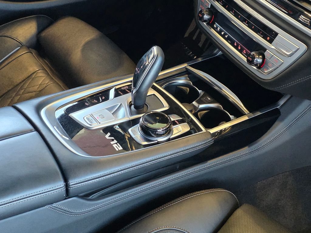 2021 BMW 7 Series M760i - Photo 51