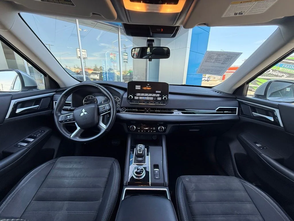 Used 2023 Silver Mitsubishi SE image 19