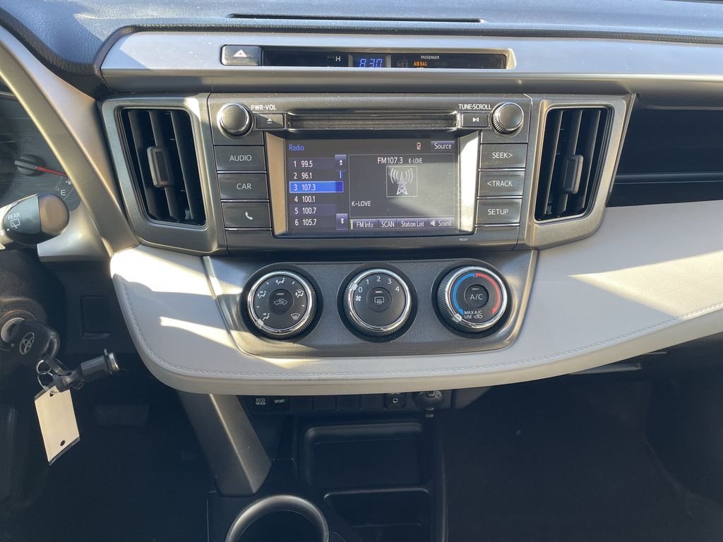 Used 2015 Silver Toyota LE image 18