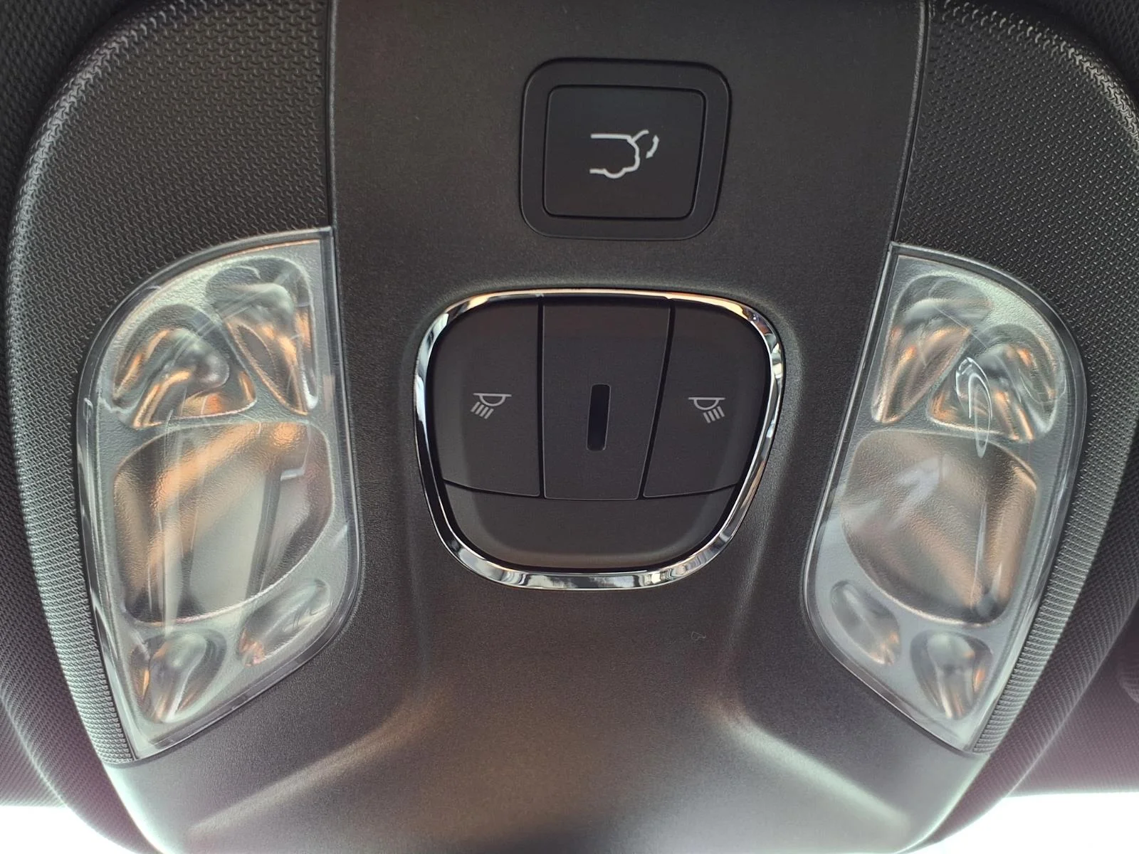 New 2026 Silver Zynith Metallic Clearcoat Jeep Latitude image 10