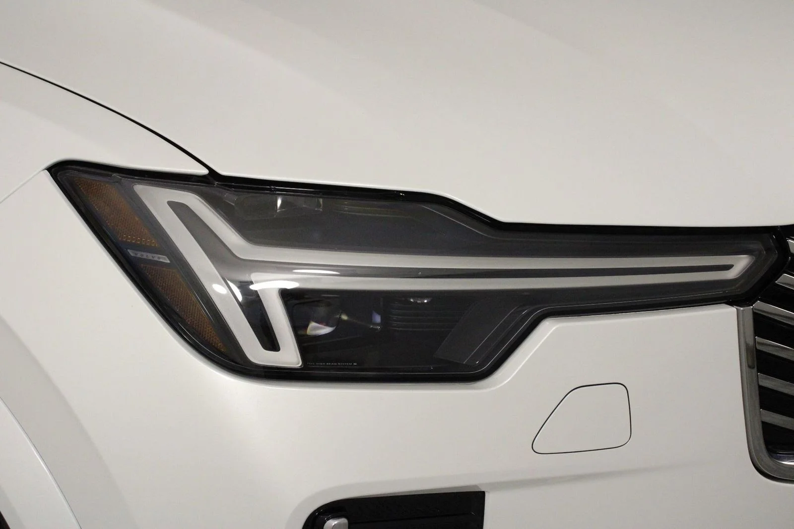 New 2025 White Volvo B6 Plus 7-Seater image 14