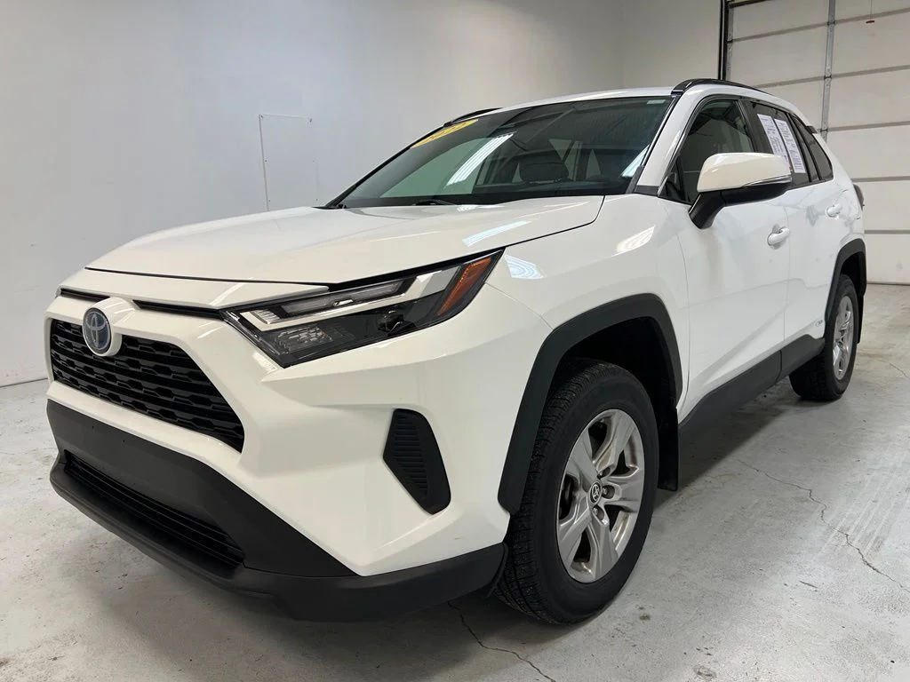 Used 2022 White Toyota XLE image 12