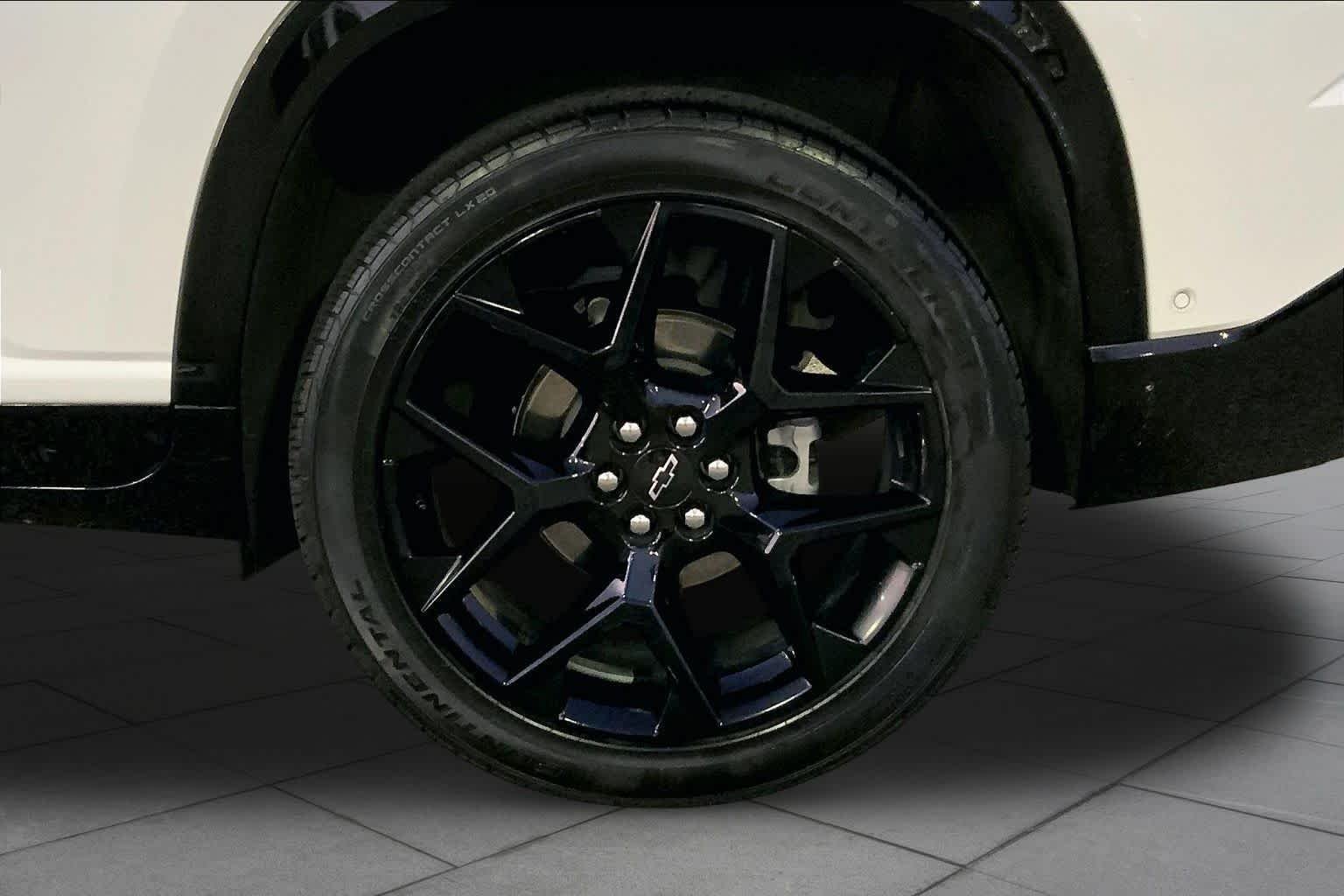 Used 2024 Iridescent Pearl Tricoat Chevrolet FWD RS image 10