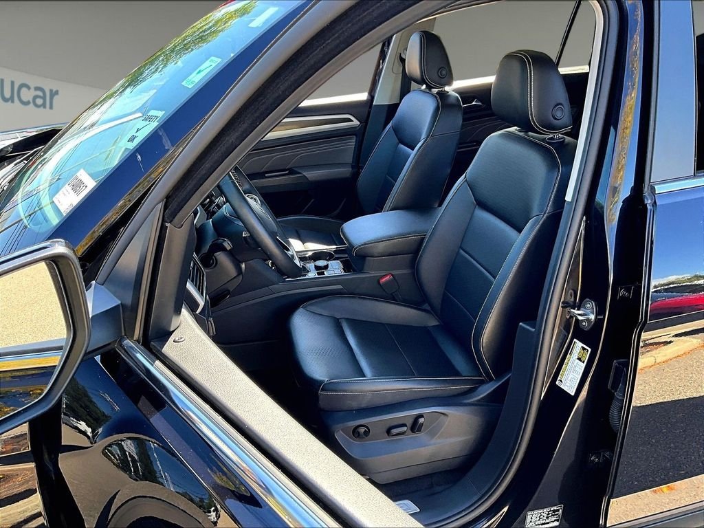 Used 2022 Black Volkswagen 3.6L V6 SE w/Technology image 10
