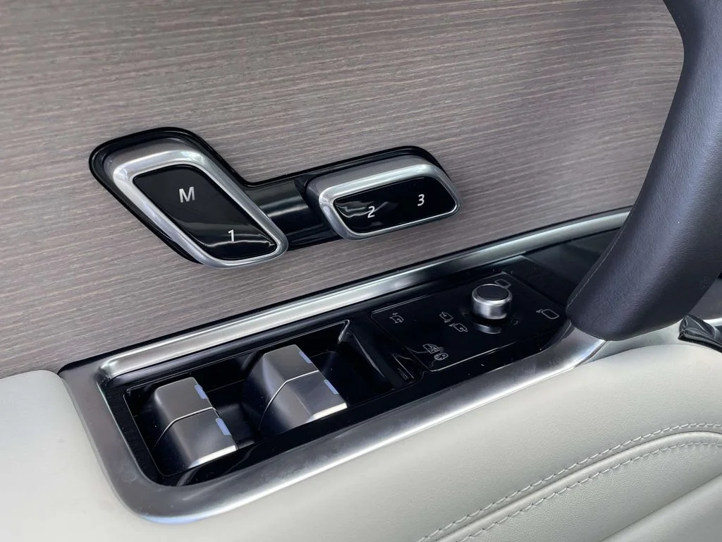 New 2026 Ostuni Pearl White Land Rover Autobiography image 36