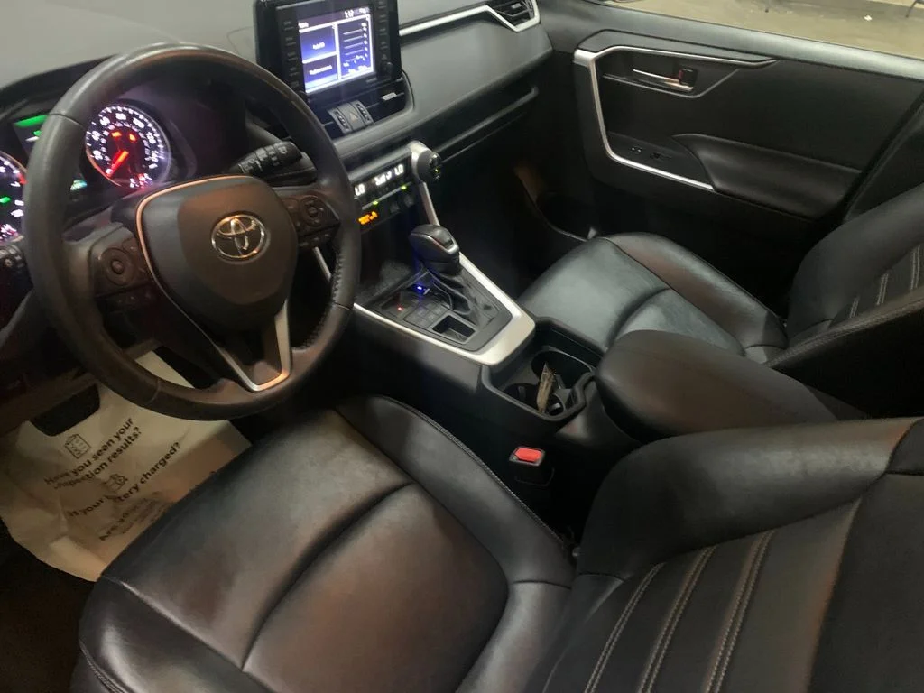 Used 2021  Toyota XLE Premium image 9