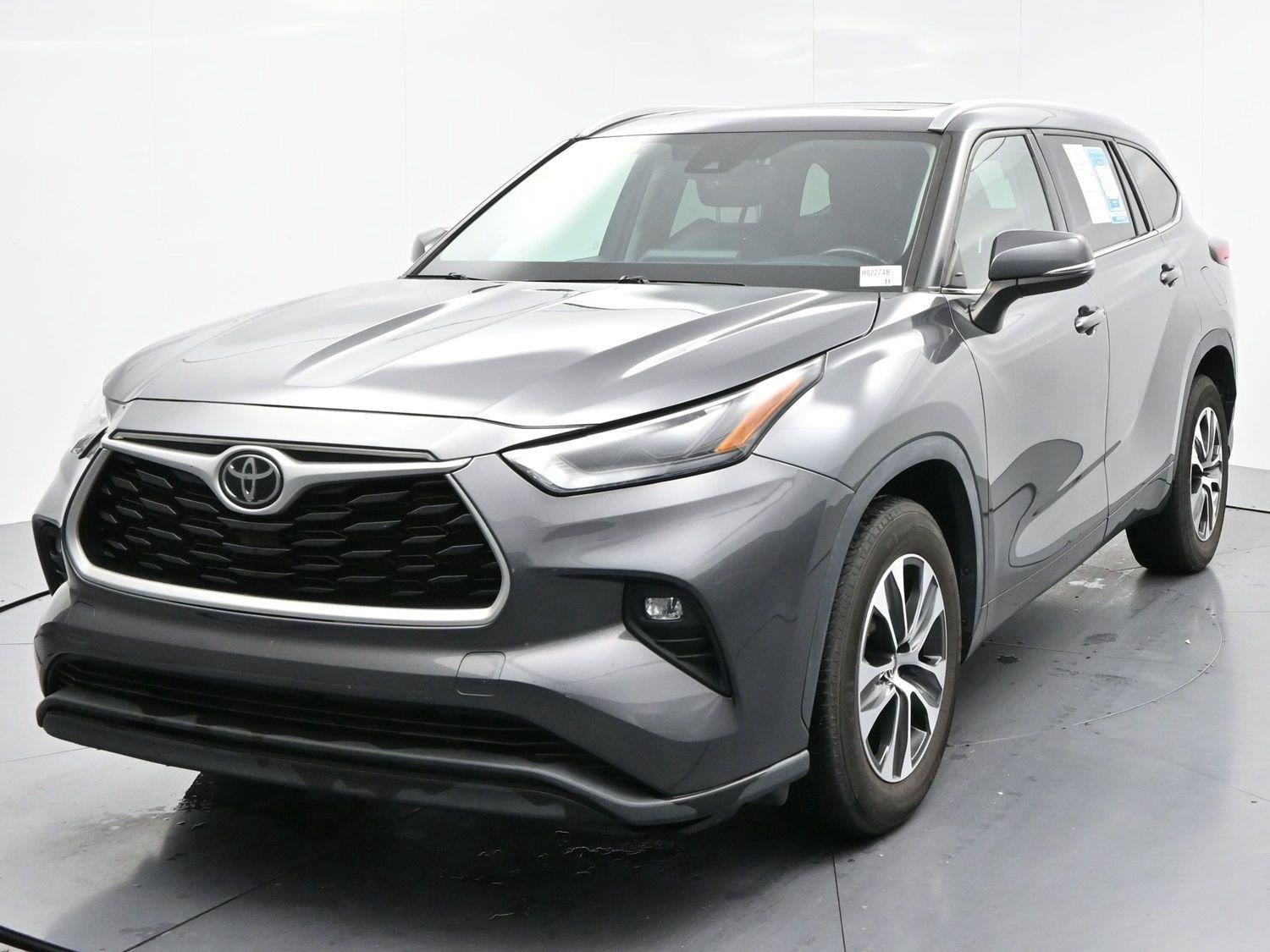 Used 2022 Magnetic Gray Metallic Toyota XLE image 3