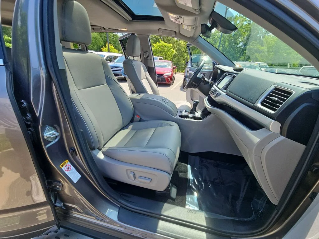 Used 2018 Gray Toyota XLE image 10