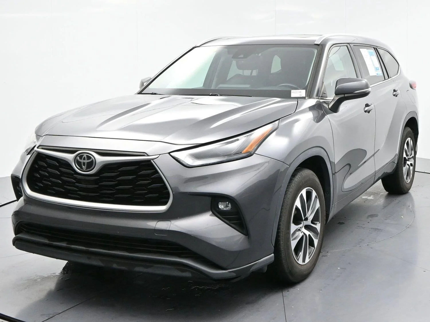 Used 2022 Magnetic Gray Metallic Toyota XLE image 3