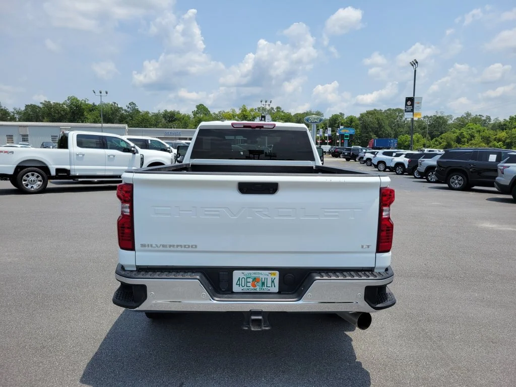 Used 2025 Summit White Chevrolet LT image 5