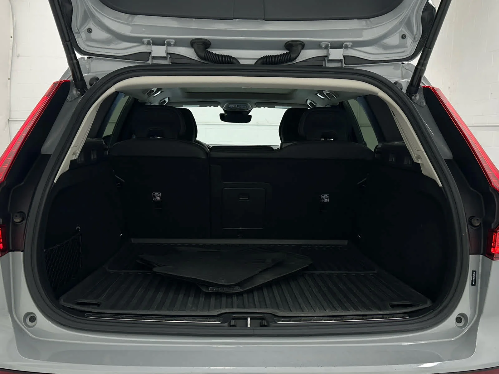 Used 2024 Vapour Grey Metallic Volvo Plus image 43