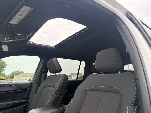 Used 2025 White Jeep Laredo image 24